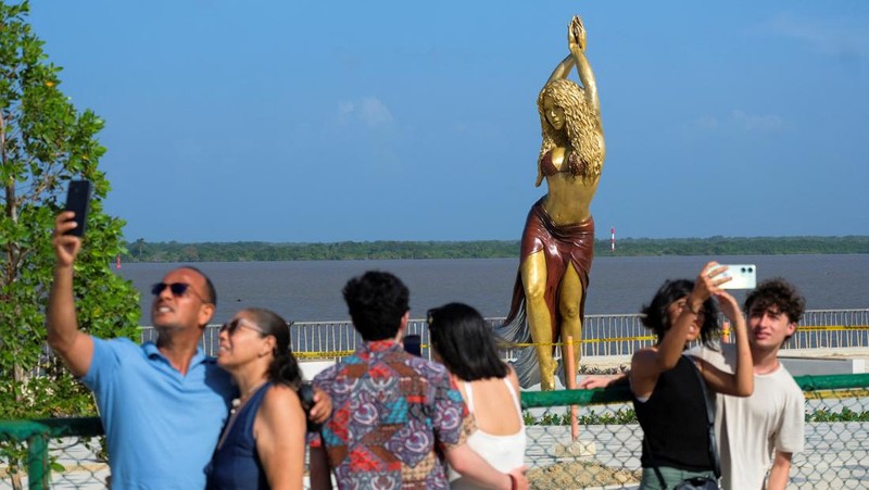 Patung penyanyi Kolombia Shakira berdiri di Gran Malecon de Barranquilla, di Barranquilla, Kolombia, 27 Desember 2023. (REUTERS/Carlos Parra Rios)