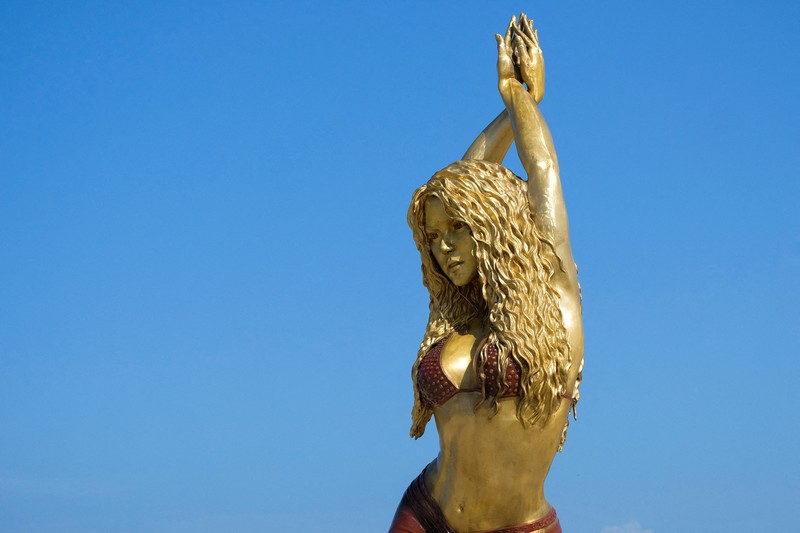 Patung penyanyi Kolombia Shakira berdiri di Gran Malecon de Barranquilla, di Barranquilla, Kolombia, 27 Desember 2023. Patung penyanyi Kolombia Shakira berdiri di Gran Malecon de Barranquilla, di Barranquilla, Kolombia, 27 Desember 2023. (REUTERS/Carlos Parra Rios)