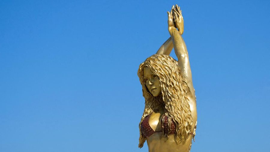 Patung penyanyi Kolombia Shakira berdiri di Gran Malecon de Barranquilla, di Barranquilla, Kolombia, 27 Desember 2023. (REUTERS/Carlos Parra Rios)