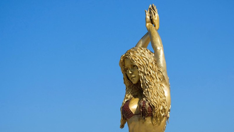 Patung penyanyi Kolombia Shakira berdiri di Gran Malecon de Barranquilla, di Barranquilla, Kolombia, 27 Desember 2023. (REUTERS/Carlos Parra Rios)