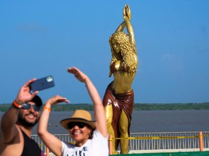 Traveler Perlu Tahu Ada Patung Raksasa Shakira di Kolombia