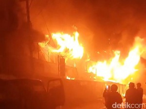Kericuhan Massa Pengantar Jenazah Lukas Enembe, Sejumlah Ruko Dibakar