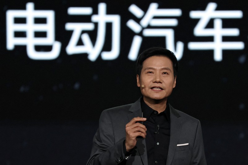 Pendiri dan CEO Xiaomi Lei Jun berbicara di sebuah acara tentang kendaraan listrik (EV) SU7 pertama perusahaan, di Beijing, Cina 28 Desember 2023. Pendiri dan CEO Xiaomi Lei Jun berbicara di sebuah acara tentang kendaraan listrik (EV) SU7 pertama perusahaan, di Beijing, Cina 28 Desember 2023. (REUTERS/Florence Lo)