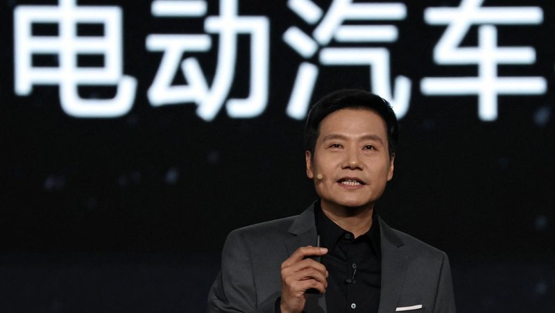 Pendiri dan CEO Xiaomi Lei Jun berbicara di sebuah acara tentang kendaraan listrik (EV) SU7 pertama perusahaan, di Beijing, Cina 28 Desember 2023. (REUTERS/Florence Lo)