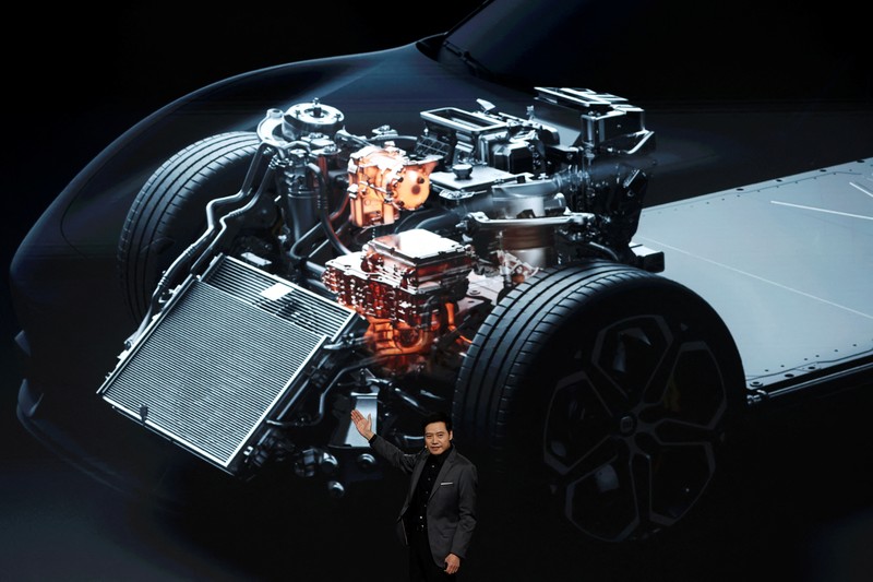 Pendiri dan CEO Xiaomi Lei Jun berbicara di sebuah acara tentang kendaraan listrik (EV) SU7 pertama perusahaan, di Beijing, Cina 28 Desember 2023. Pendiri dan CEO Xiaomi Lei Jun berbicara di sebuah acara tentang kendaraan listrik (EV) SU7 pertama perusahaan, di Beijing, Cina 28 Desember 2023. (REUTERS/Florence Lo)