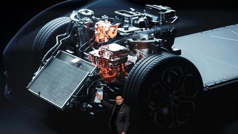 Pendiri dan CEO Xiaomi Lei Jun berbicara di sebuah acara tentang kendaraan listrik (EV) SU7 pertama perusahaan, di Beijing, Cina 28 Desember 2023. (REUTERS/Florence Lo)