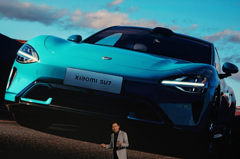 Pendiri dan CEO Xiaomi Lei Jun berbicara di sebuah acara tentang kendaraan listrik (EV) SU7 pertama perusahaan, di Beijing, Cina 28 Desember 2023. Pendiri dan CEO Xiaomi Lei Jun berbicara di sebuah acara tentang kendaraan listrik (EV) SU7 pertama perusahaan, di Beijing, Cina 28 Desember 2023. (REUTERS/Florence Lo)