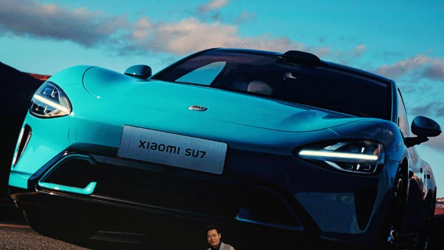 Pendiri dan CEO Xiaomi Lei Jun berbicara di sebuah acara tentang kendaraan listrik (EV) SU7 pertama perusahaan, di Beijing, Cina 28 Desember 2023. (REUTERS/Florence Lo)