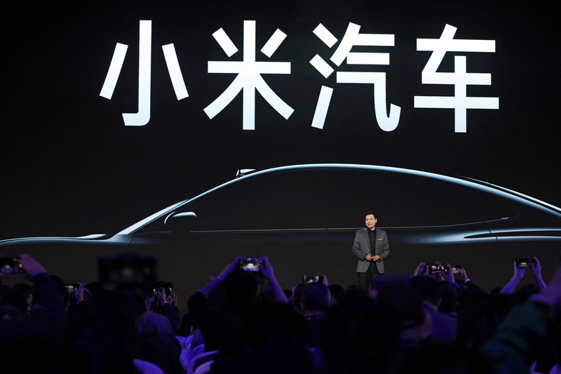 Pendiri dan CEO Xiaomi Lei Jun berbicara di sebuah acara tentang kendaraan listrik (EV) SU7 pertama perusahaan, di Beijing, Cina 28 Desember 2023. Pendiri dan CEO Xiaomi Lei Jun berbicara di sebuah acara tentang kendaraan listrik (EV) SU7 pertama perusahaan, di Beijing, Cina 28 Desember 2023. (REUTERS/Florence Lo)