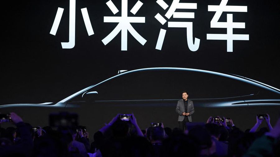 Pendiri dan CEO Xiaomi Lei Jun berbicara di sebuah acara tentang kendaraan listrik (EV) SU7 pertama perusahaan, di Beijing, Cina 28 Desember 2023. (REUTERS/Florence Lo)