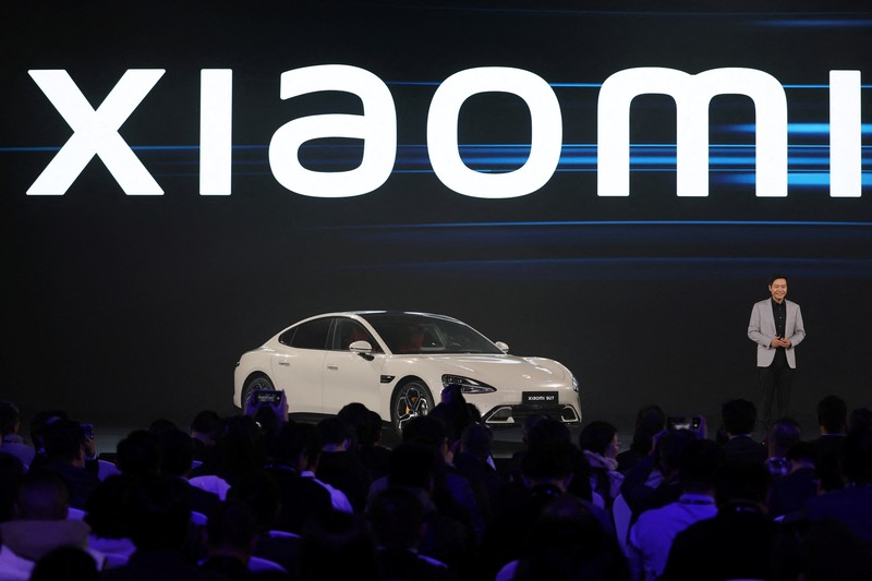 Pendiri dan CEO Xiaomi Lei Jun berbicara di sebuah acara tentang kendaraan listrik (EV) SU7 pertama perusahaan, di Beijing, Cina 28 Desember 2023. Pendiri dan CEO Xiaomi Lei Jun berbicara di sebuah acara tentang kendaraan listrik (EV) SU7 pertama perusahaan, di Beijing, Cina 28 Desember 2023. (REUTERS/Florence Lo)