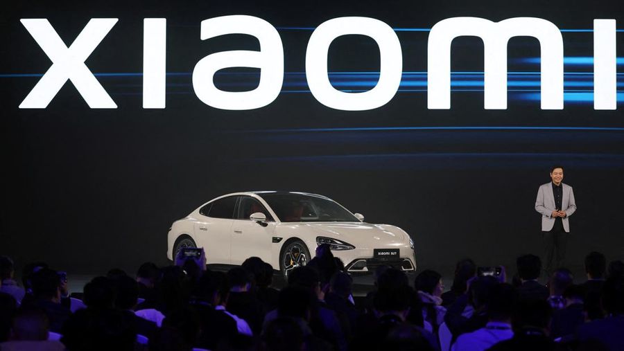 Pendiri dan CEO Xiaomi Lei Jun berdiri di samping kendaraan listrik (EV) SU7 pertama Xiaomi yang baru diluncurkan, di sebuah acara di Beijing, Cina 28 Desember 2023. (REUTERS/Florence Lo)
