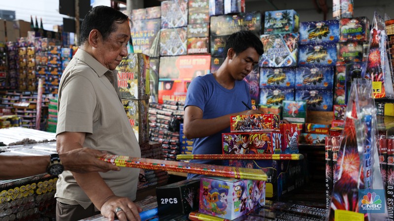 Penjual Melayani pembeli petasan di Pasar Asemka, Taman Sari, Jakarta, Kamis (28/12/2023). Penjual Melayani pembeli petasan di Pasar Asemka, Taman Sari, Jakarta, Kamis (28/12/2023). (CNBC Indonesia/Tri Susilo)