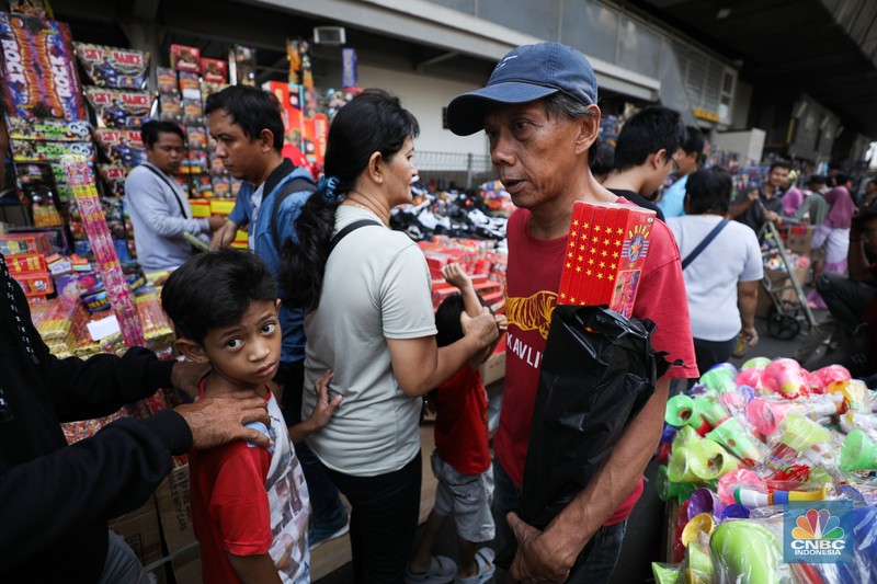 Penjual Melayani pembeli petasan di Pasar Asemka, Taman Sari, Jakarta, Kamis (28/12/2023). Penjual Melayani pembeli petasan di Pasar Asemka, Taman Sari, Jakarta, Kamis (28/12/2023). (CNBC Indonesia/Tri Susilo)