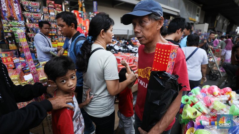 Penjual Melayani pembeli petasan di Pasar Asemka, Taman Sari, Jakarta, Kamis (28/12/2023). (CNBC Indonesia/Tri Susilo)