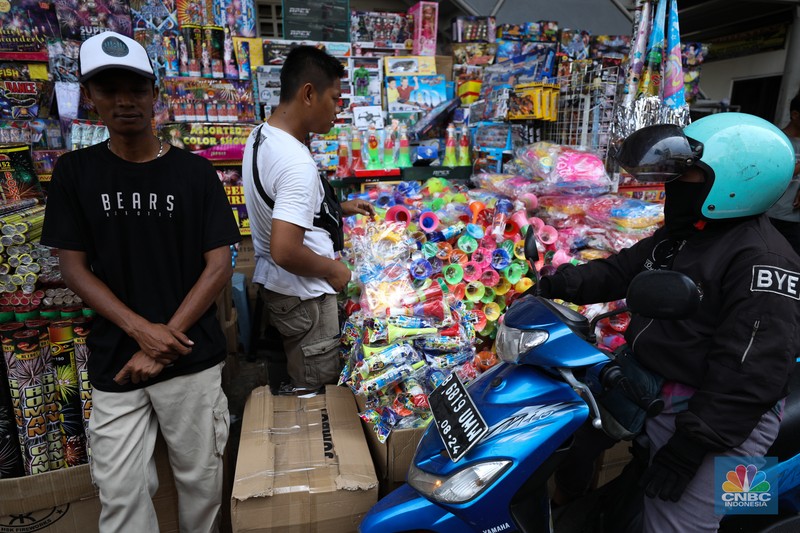 Penjual Melayani pembeli petasan di Pasar Asemka, Taman Sari, Jakarta, Kamis (28/12/2023). Penjual Melayani pembeli petasan di Pasar Asemka, Taman Sari, Jakarta, Kamis (28/12/2023). (CNBC Indonesia/Tri Susilo)