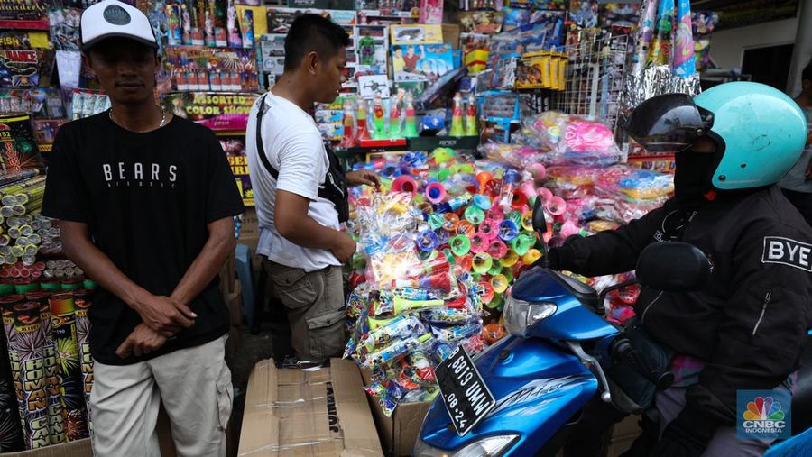 Penjual Melayani pembeli petasan di Pasar Asemka, Taman Sari, Jakarta, Kamis (28/12/2023). (CNBC Indonesia/Tri Susilo)
