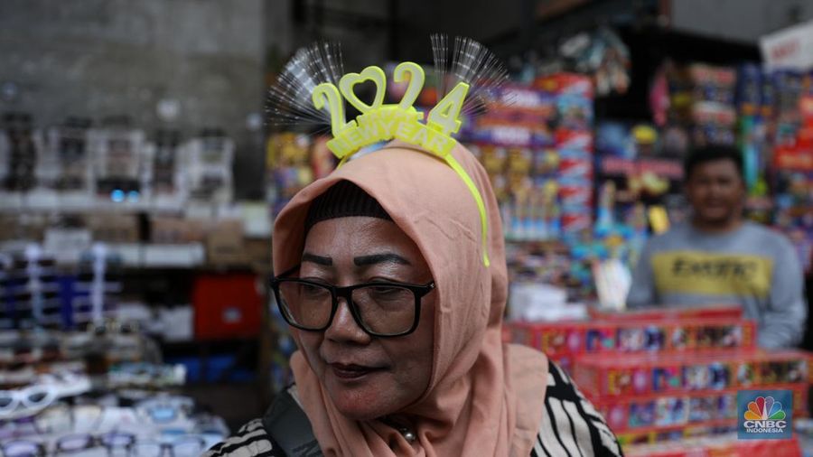 Penjual Melayani pembeli petasan di Pasar Asemka, Taman Sari, Jakarta, Kamis (28/12/2023). (CNBC Indonesia/Tri Susilo)