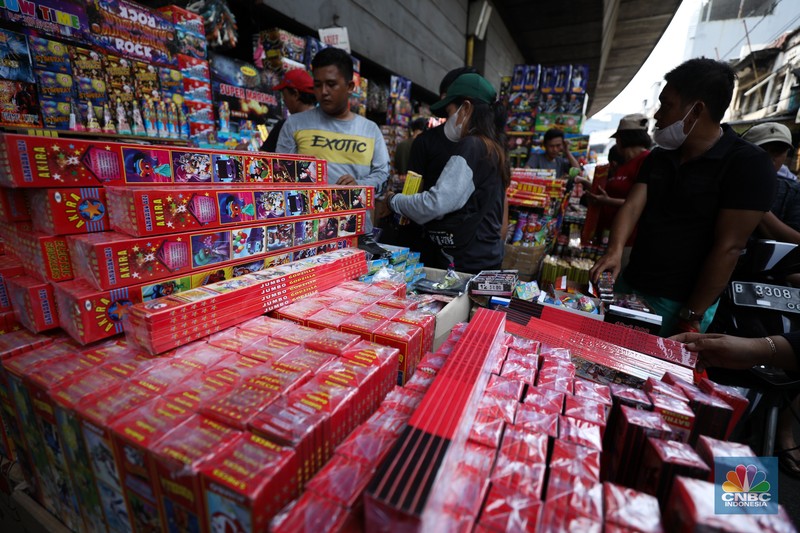Penjual Melayani pembeli petasan di Pasar Asemka, Taman Sari, Jakarta, Kamis (28/12/2023). Penjual Melayani pembeli petasan di Pasar Asemka, Taman Sari, Jakarta, Kamis (28/12/2023). (CNBC Indonesia/Tri Susilo)