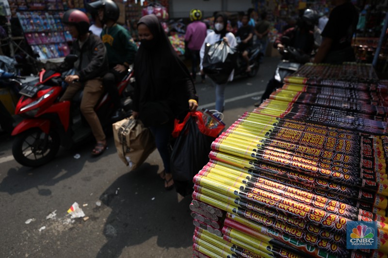 Penjual Melayani pembeli petasan di Pasar Asemka, Taman Sari, Jakarta, Kamis (28/12/2023). Penjual Melayani pembeli petasan di Pasar Asemka, Taman Sari, Jakarta, Kamis (28/12/2023). (CNBC Indonesia/Tri Susilo)