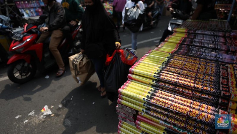 Penjual Melayani pembeli petasan di Pasar Asemka, Taman Sari, Jakarta, Kamis (28/12/2023). (CNBC Indonesia/Tri Susilo)