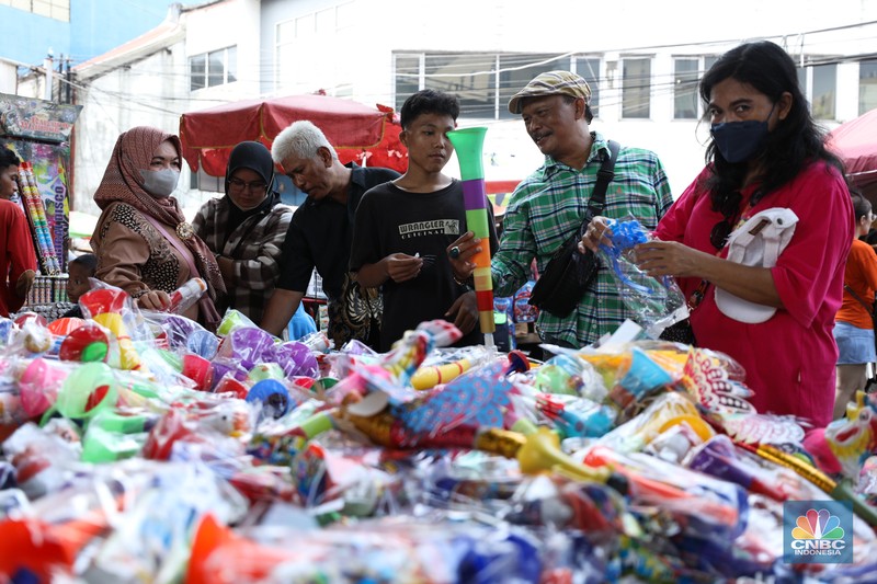 Penjual Melayani pembeli petasan di Pasar Asemka, Taman Sari, Jakarta, Kamis (28/12/2023). Penjual Melayani pembeli petasan di Pasar Asemka, Taman Sari, Jakarta, Kamis (28/12/2023). (CNBC Indonesia/Tri Susilo)