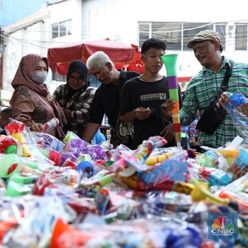 Potret Pedagang Petasan & Trompet Mulai Padati Pasar Asemka
