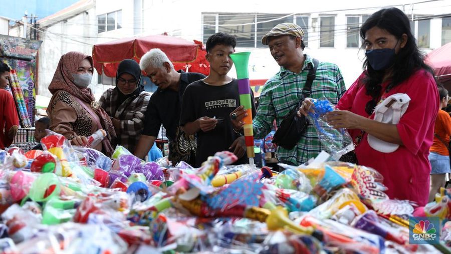 Penjual Melayani pembeli petasan di Pasar Asemka, Taman Sari, Jakarta, Kamis (28/12/2023). (CNBC Indonesia/Tri Susilo)
