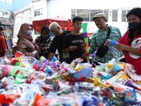 Potret Pedagang Petasan & Trompet Mulai Padati Pasar Asemka