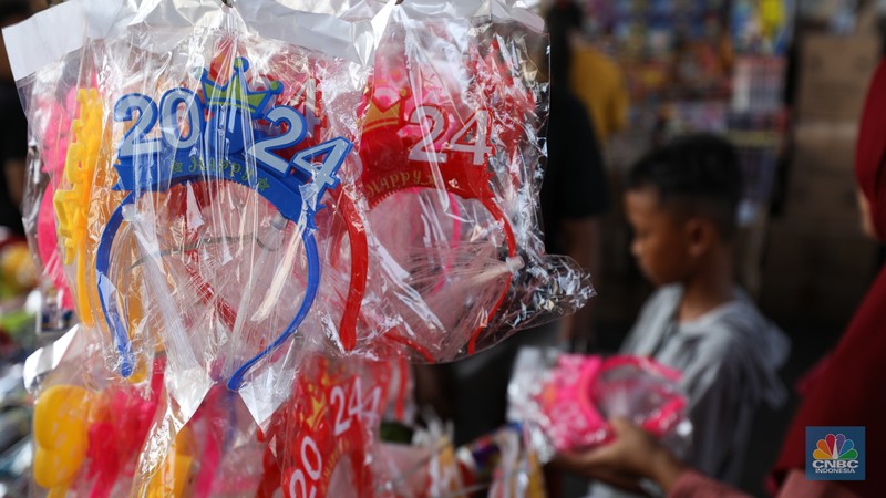 Penjual Melayani pembeli petasan di Pasar Asemka, Taman Sari, Jakarta, Kamis (28/12/2023). Penjual Melayani pembeli petasan di Pasar Asemka, Taman Sari, Jakarta, Kamis (28/12/2023). (CNBC Indonesia/Tri Susilo)