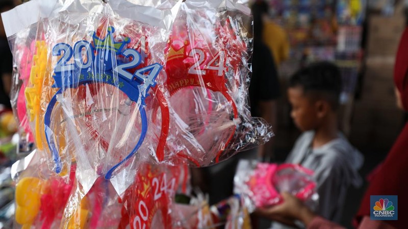 Penjual Melayani pembeli petasan di Pasar Asemka, Taman Sari, Jakarta, Kamis (28/12/2023). (CNBC Indonesia/Tri Susilo)