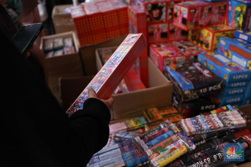 Penjual Melayani pembeli petasan di Pasar Asemka, Taman Sari, Jakarta, Kamis (28/12/2023). Penjual Melayani pembeli petasan di Pasar Asemka, Taman Sari, Jakarta, Kamis (28/12/2023). (CNBC Indonesia/Tri Susilo)
