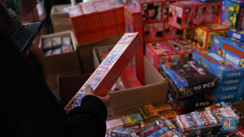 Penjual Melayani pembeli petasan di Pasar Asemka, Taman Sari, Jakarta, Kamis (28/12/2023). (CNBC Indonesia/Tri Susilo)