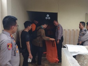 Geger! Mayat Bayi Laki-laki Terbungkus Kain Merah di Toilet Masjid