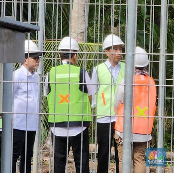 Momen Jokowi Cek Langsung Tol Langit di Ujung Indonesia