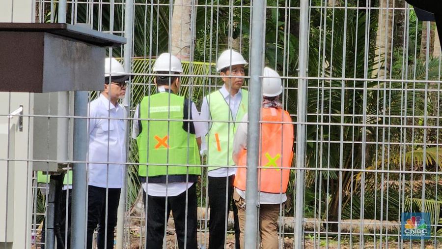 Presiden Joko Widodo meresmikan Pengoperasian Sinyal BTS 4G BAKTI dan Akses Internet di Daerah 3T serta pengoperasian Integrasi Satria-1 di Kepulauan Talaud, Sulawesi Utara, pada hari Kamis (28/12/2023). (CNBC Indonesia/Kartini Bohang)