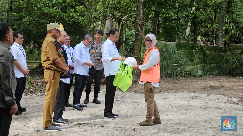 Presiden Joko Widodo meresmikan Pengoperasian Sinyal BTS 4G BAKTI dan Akses Internet di Daerah 3T serta pengoperasian Integrasi Satria-1 di Kepulauan Talaud, Sulawesi Utara, pada hari Kamis (28/12/2023). (CNBC Indonesia/Kartini Bohang)