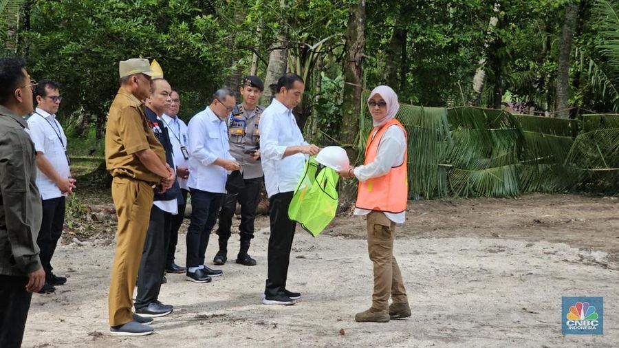Presiden Joko Widodo meresmikan Pengoperasian Sinyal BTS 4G BAKTI dan Akses Internet di Daerah 3T serta pengoperasian Integrasi Satria-1 di Kepulauan Talaud, Sulawesi Utara, pada hari Kamis (28/12/2023). (CNBC Indonesia/Kartini Bohang)