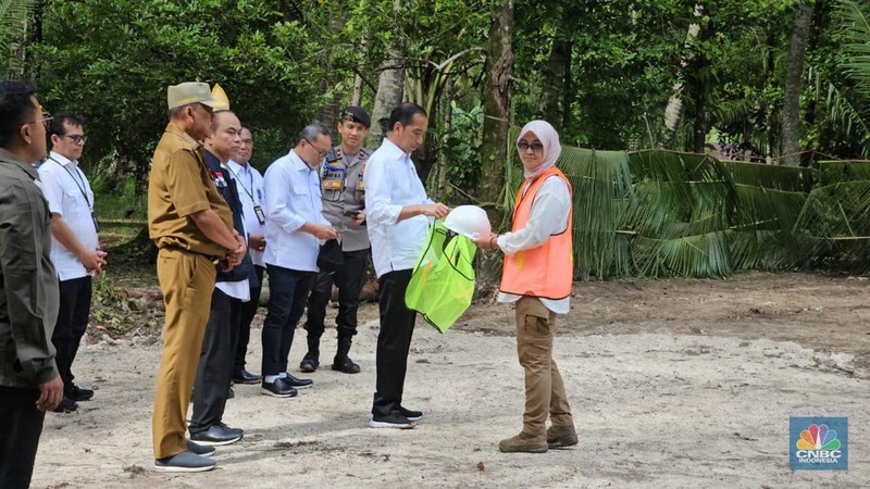Presiden Joko Widodo meresmikan Pengoperasian Sinyal BTS 4G BAKTI dan Akses Internet di Daerah 3T serta pengoperasian Integrasi Satria-1 di Kepulauan Talaud, Sulawesi Utara, pada hari Kamis (28/12/2023). (CNBC Indonesia/Kartini Bohang)