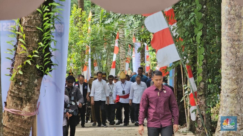 Presiden Joko Widodo meresmikan Pengoperasian Sinyal BTS 4G BAKTI dan Akses Internet di Daerah 3T serta pengoperasian Integrasi Satria-1 di Kepulauan Talaud, Sulawesi Utara, pada hari Kamis (28/12/2023). (CNBC Indonesia/Kartini Bohang)