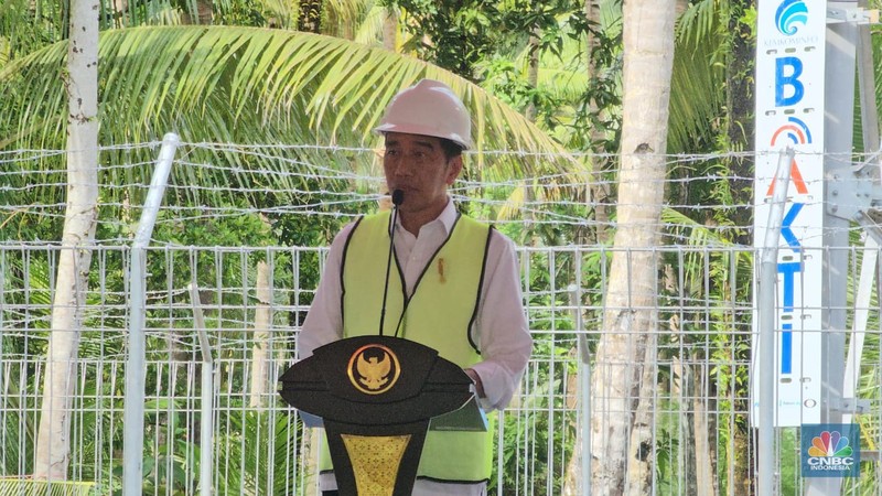 Presiden Joko Widodo meresmikan Pengoperasian Sinyal BTS 4G BAKTI dan Akses Internet di Daerah 3T serta pengoperasian Integrasi Satria-1 di Kepulauan Talaud, Sulawesi Utara, pada hari Kamis (28/12/2023). (CNBC Indonesia/Kartini Bohang)
