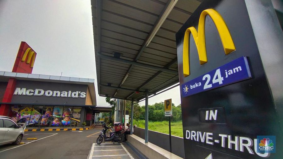 Salah satu restoran cepat saji McDonald's di kawasan Jakarta, Kamis (28/12/2023). (CNBC Indonesia/Tri Susilo)