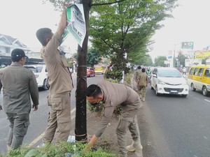 Satpol-PP Palembang Kembali Tertibkan APK Langgar Aturan di Seberang Ulu I
