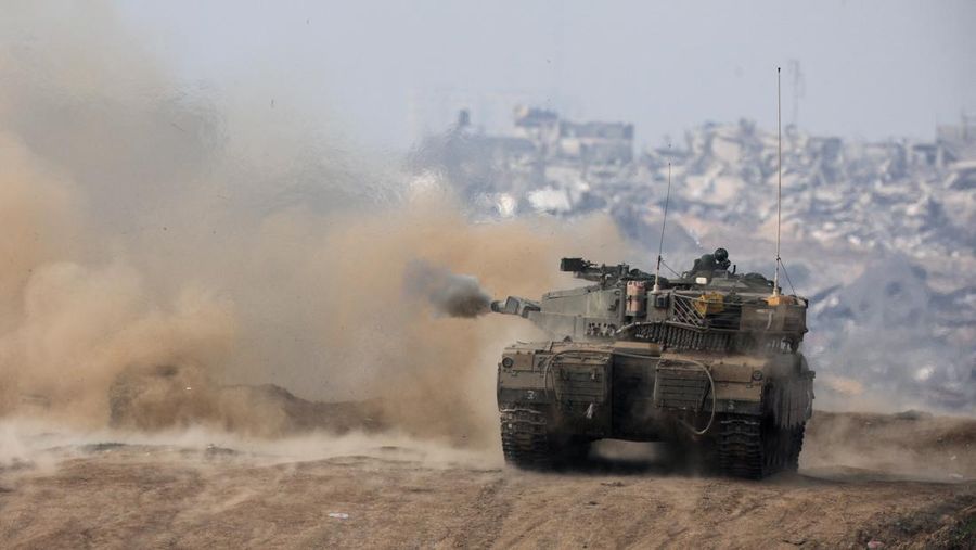 Sebuah tank Israel menembak ke arah Gaza, di tengah konflik yang sedang berlangsung antara Israel dan kelompok Islam Palestina Hamas, di perbatasan Israel-Gaza, di Israel selatan, 27 Desember 2023. (REUTERS/Amir Cohen)
