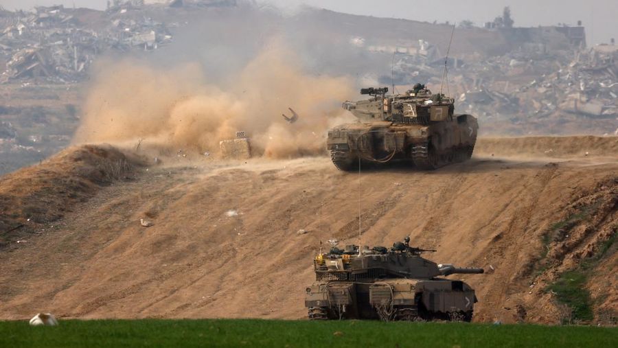 Sebuah tank Israel menembak ke arah Gaza, di tengah konflik yang sedang berlangsung antara Israel dan kelompok Islam Palestina Hamas, di perbatasan Israel-Gaza, di Israel selatan, 27 Desember 2023. Sebuah tank Israel menembak ke arah Gaza, di tengah konflik yang sedang berlangsung antara Israel dan kelompok Islam Palestina Hamas, di perbatasan Israel-Gaza, di Israel selatan, 27 Desember 2023. (REUTERS/Amir Cohen)