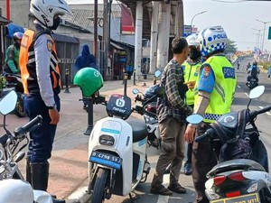 Bandel! Sejumlah Pemotor Lawan Arah di Flyover Jaktim Ditilang Polisi