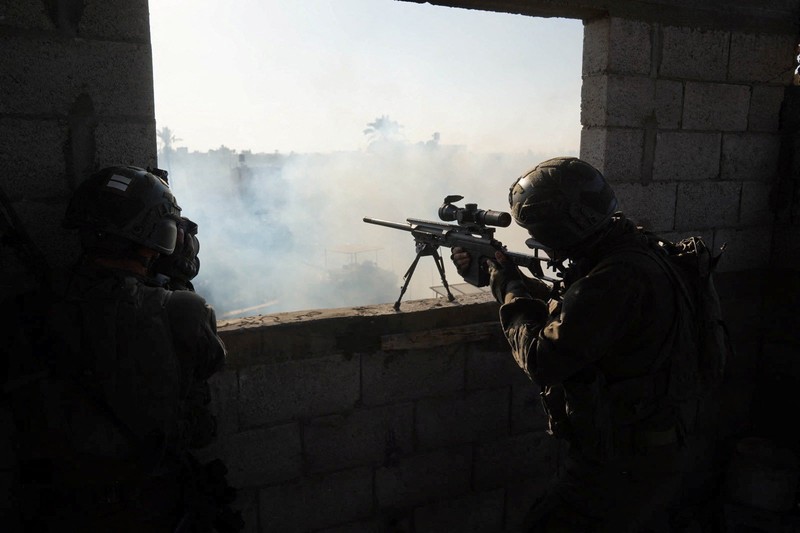 Pria Yahudi ultra-Ortodoks memberi isyarat saat tank Israel melakukan manuver di dekat perbatasan Israel-Gaza, di tengah konflik yang sedang berlangsung antara Israel dan kelompok Islam Palestina Hamas, di Israel selatan, 27 Desember 2023. Pria Yahudi ultra-Ortodoks memberi isyarat saat tank Israel melakukan manuver di dekat perbatasan Israel-Gaza, di tengah konflik yang sedang berlangsung antara Israel dan kelompok Islam Palestina Hamas, di Israel selatan, 27 Desember 2023. (REUTERS/Amir Cohen)