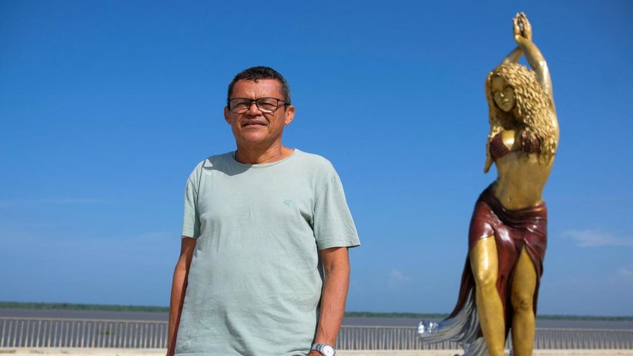 Patung penyanyi Kolombia Shakira berdiri di Gran Malecon de Barranquilla, di Barranquilla, Kolombia, 27 Desember 2023. (REUTERS/Carlos Parra Rios)