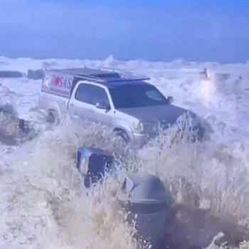 Bak Tsunami! Gelombang Tinggi Gulung AS, Warga Kocar-Kacir