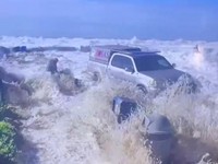 Bak Tsunami! Gelombang Tinggi Gulung AS, Warga Kocar-Kacir